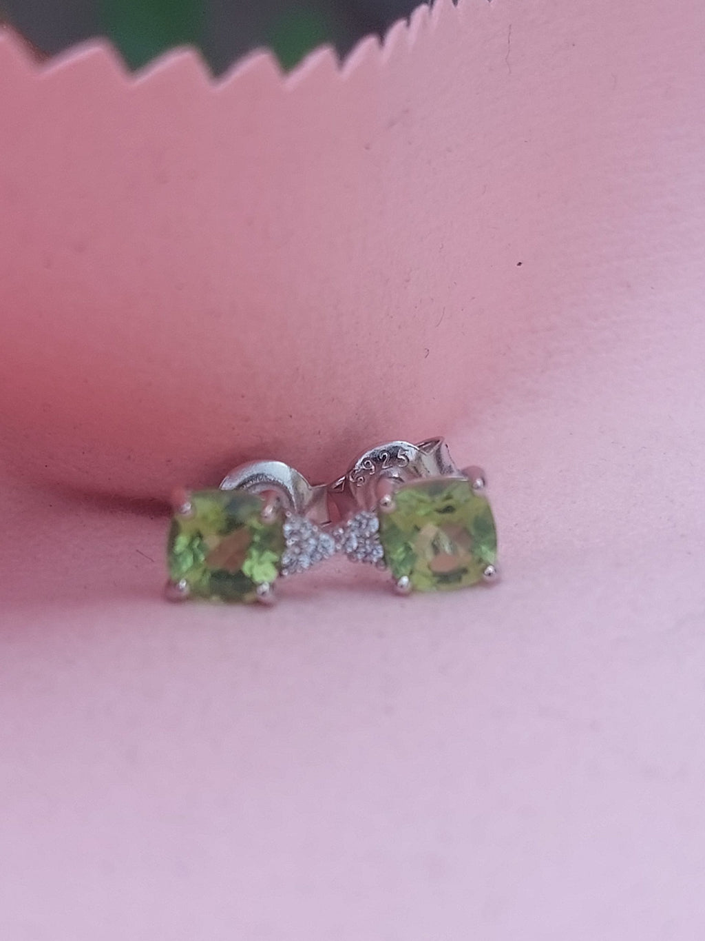Eco-friendly 925 sterling silver peridot earstuds