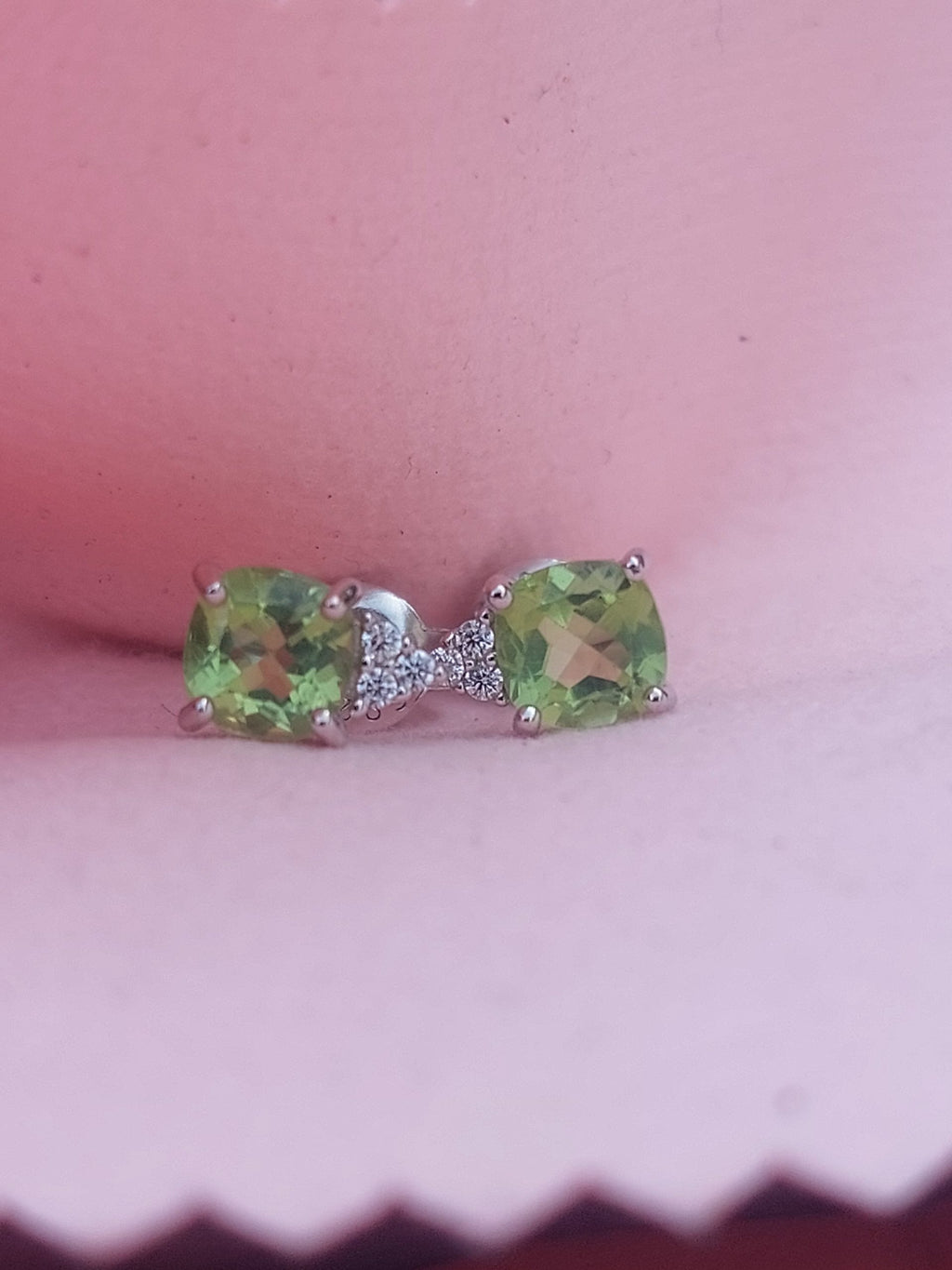 Eco-friendly 925 sterling silver peridot earstuds