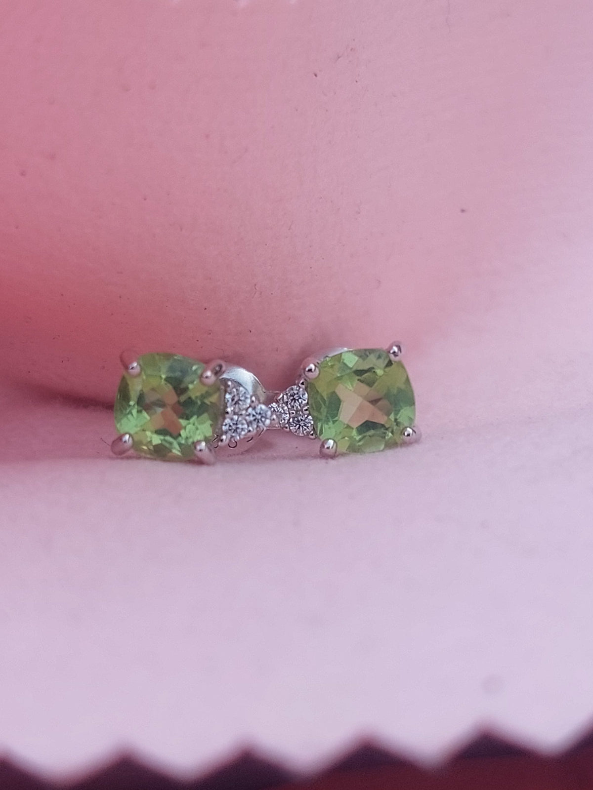 Eco-friendly 925 sterling silver peridot earstuds