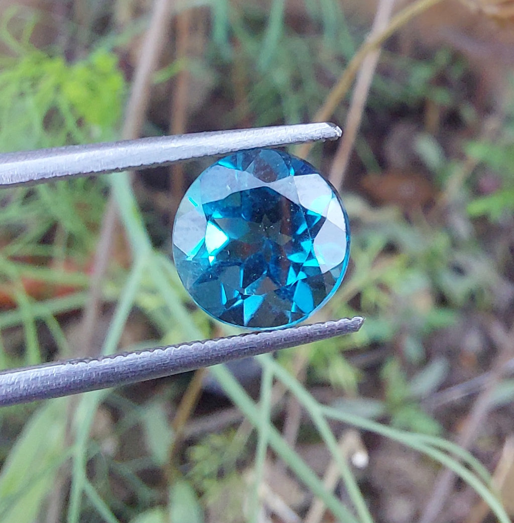 genuine London Blue Topaz 3 carat round brilliant cut gemstone with deep blue color and excellent clarity