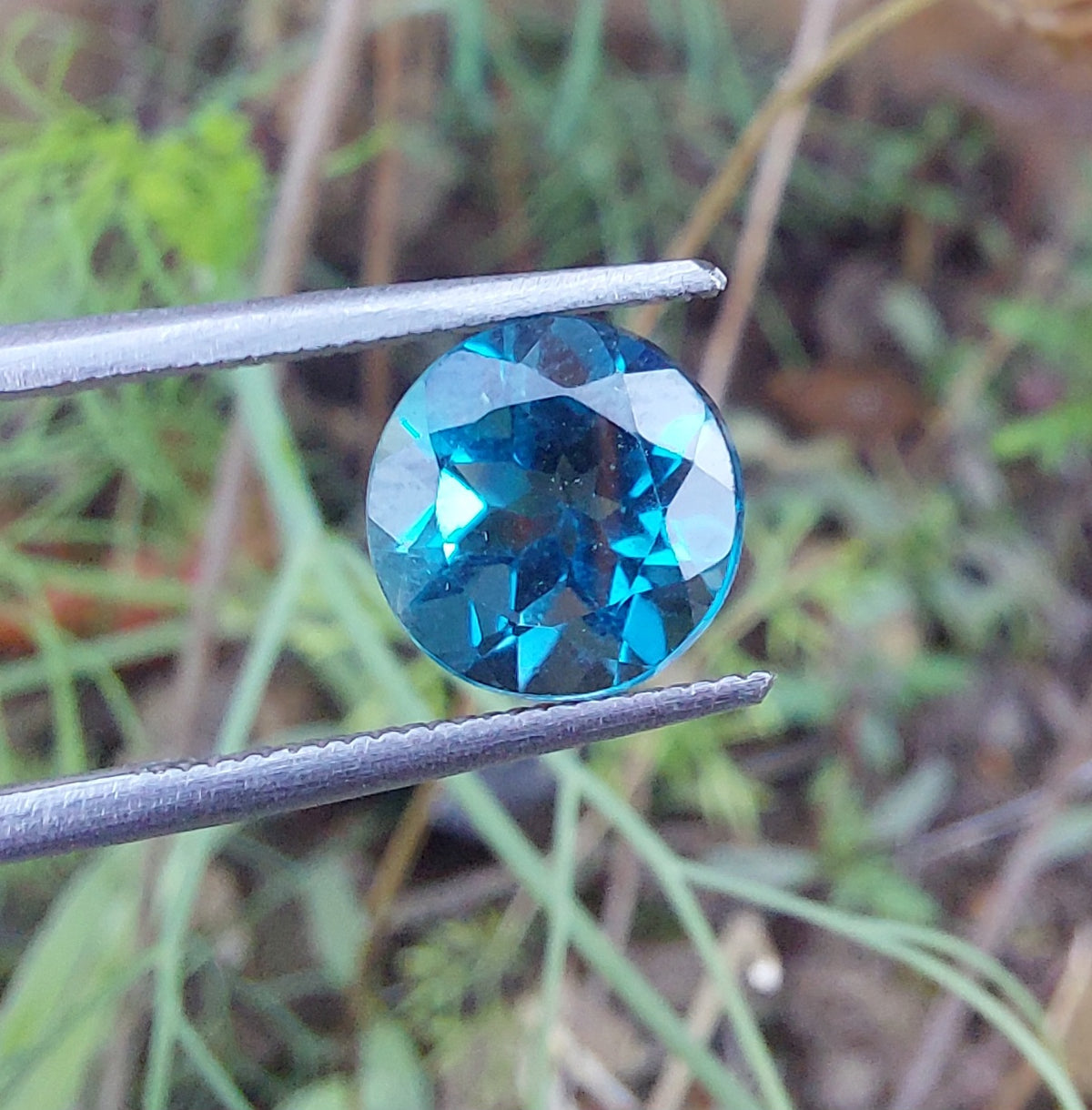 genuine London Blue Topaz 3 carat round brilliant cut gemstone with deep blue color and excellent clarity