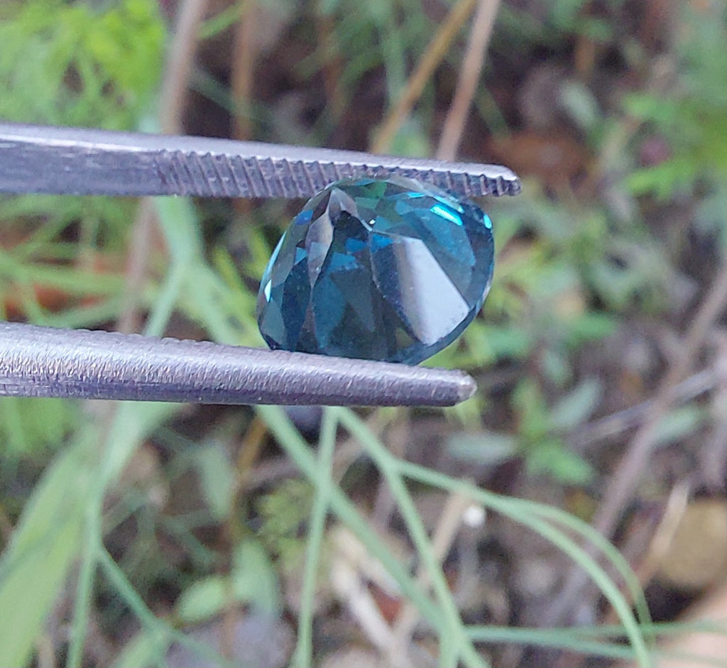 genuine London Blue Topaz 3 carat round brilliant cut gemstone with deep blue color and excellent clarity